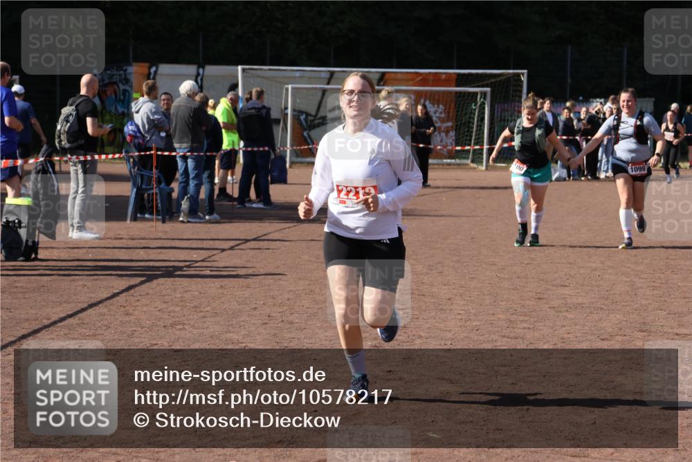 27.09.2026 - 35. Volkslauf durch das schöne Alstertal Strokosch-Dieckow http://msf.ph/oto/10578217 27.09.2026 12:44:14 Ziel 1099, 1100, 2219 meine-sportfotos.de