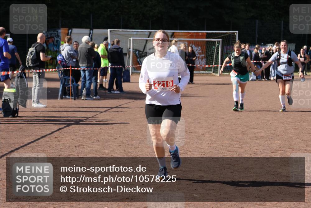 27.09.2026 - 35. Volkslauf durch das schöne Alstertal Strokosch-Dieckow http://msf.ph/oto/10578225 27.09.2026 12:44:14 Ziel 1099, 1100, 2219 meine-sportfotos.de