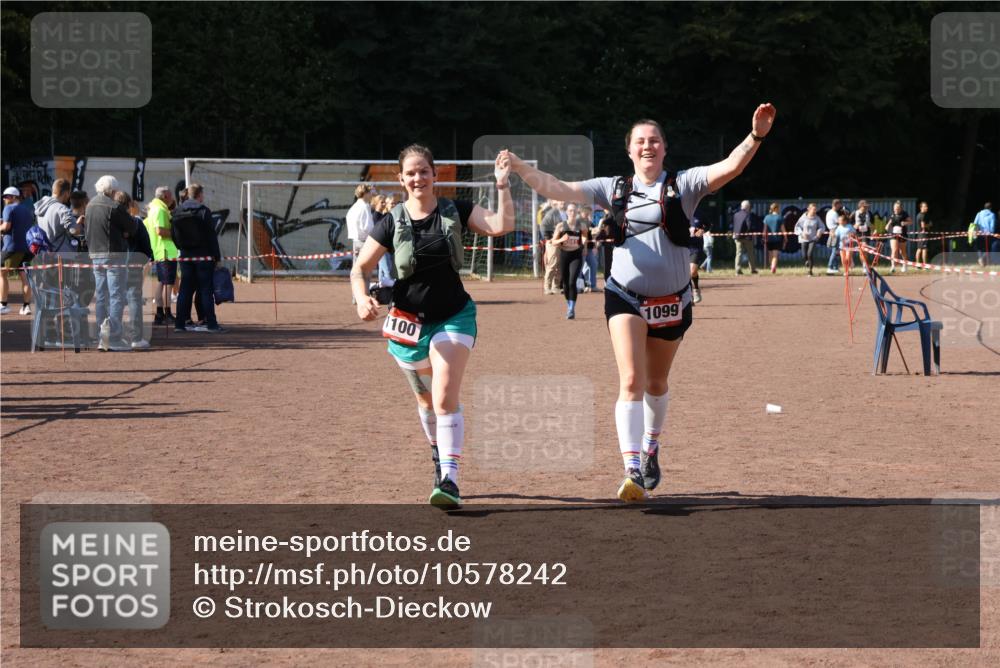 27.09.2026 - 35. Volkslauf durch das schöne Alstertal Strokosch-Dieckow http://msf.ph/oto/10578242 27.09.2026 12:44:18 Ziel 1099, 1100, 2219 meine-sportfotos.de