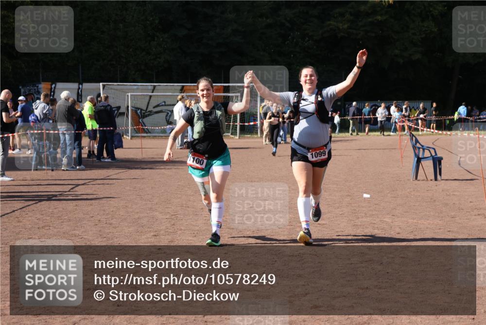 27.09.2026 - 35. Volkslauf durch das schöne Alstertal Strokosch-Dieckow http://msf.ph/oto/10578249 27.09.2026 12:44:18 Ziel 1099, 1100, 2219 meine-sportfotos.de