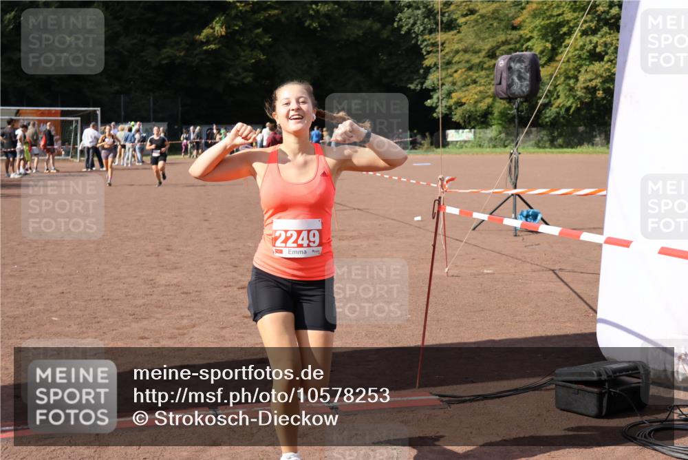 27.09.2026 - 35. Volkslauf durch das schöne Alstertal Strokosch-Dieckow http://msf.ph/oto/10578253 27.09.2026 12:33:02 Ziel 2249, 2256, 2397 meine-sportfotos.de