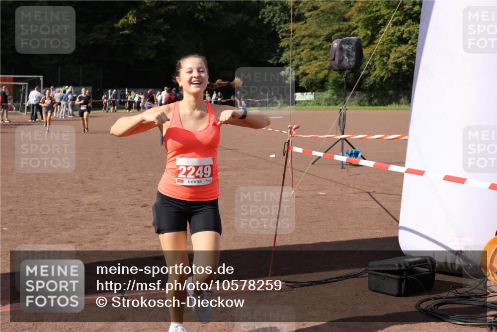 27.09.2026 - 35. Volkslauf durch das schöne Alstertal Strokosch-Dieckow http://msf.ph/oto/10578259 27.09.2026 12:33:02 Ziel 2249, 2256, 2397 meine-sportfotos.de