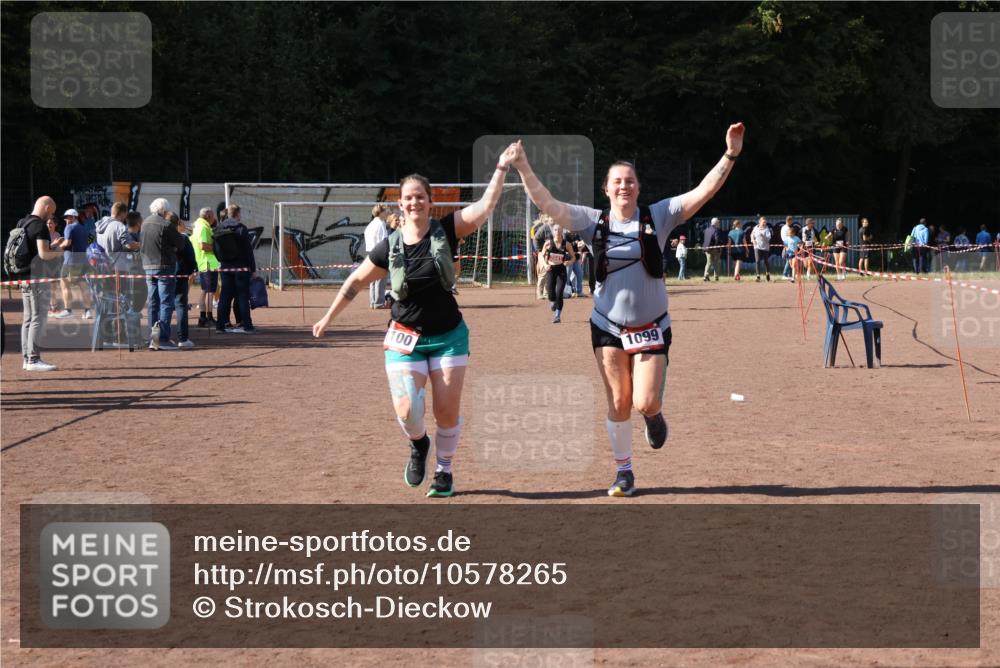 27.09.2026 - 35. Volkslauf durch das schöne Alstertal Strokosch-Dieckow http://msf.ph/oto/10578265 27.09.2026 12:44:18 Ziel 1099, 1100, 2219 meine-sportfotos.de