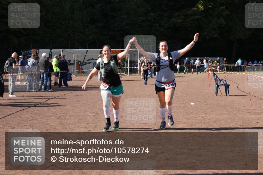 27.09.2026 - 35. Volkslauf durch das schöne Alstertal Strokosch-Dieckow http://msf.ph/oto/10578274 27.09.2026 12:44:18 Ziel 1099, 1100, 2219 meine-sportfotos.de