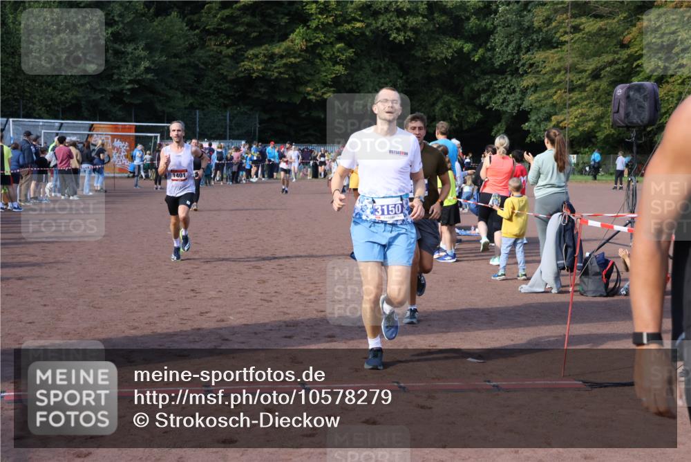 27.09.2026 - 35. Volkslauf durch das schöne Alstertal Strokosch-Dieckow http://msf.ph/oto/10578279 27.09.2026 11:19:32 Ziel 1401, 3022, 3150, 3164 meine-sportfotos.de
