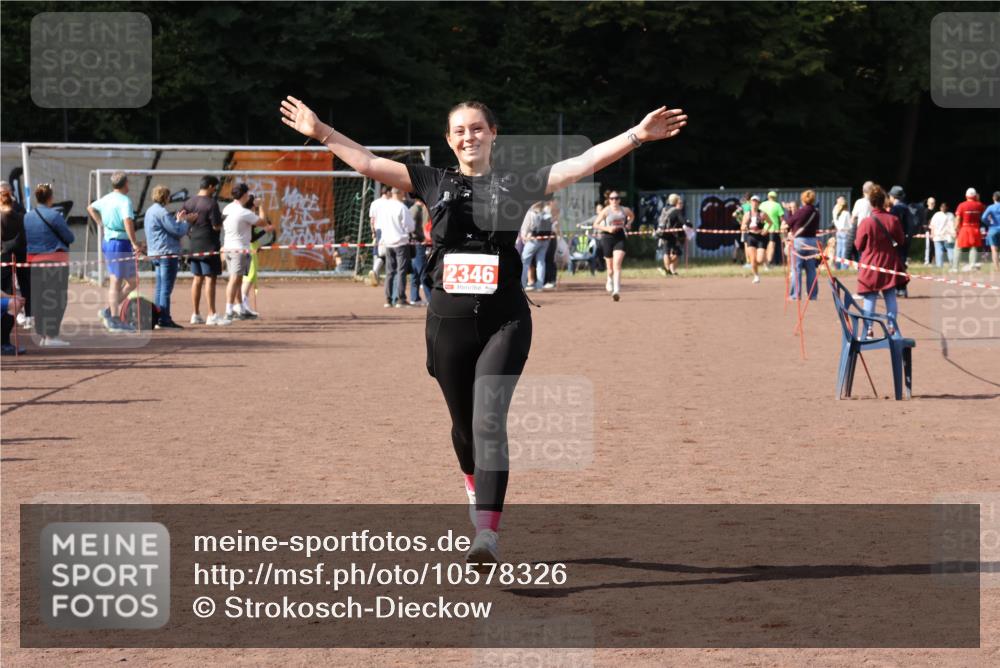 27.09.2026 - 35. Volkslauf durch das schöne Alstertal Strokosch-Dieckow http://msf.ph/oto/10578326 27.09.2026 12:33:24 Ziel 2346 meine-sportfotos.de