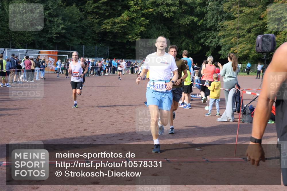 27.09.2026 - 35. Volkslauf durch das schöne Alstertal Strokosch-Dieckow http://msf.ph/oto/10578331 27.09.2026 11:19:32 Ziel 1401, 3022, 3150, 3164 meine-sportfotos.de