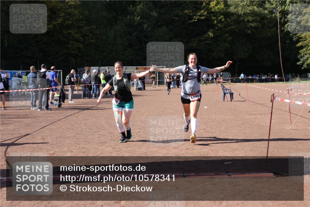 27.09.2026 - 35. Volkslauf durch das schöne Alstertal Strokosch-Dieckow http://msf.ph/oto/10578341 27.09.2026 12:44:19 Ziel 1099, 1100 meine-sportfotos.de