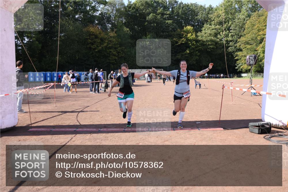 27.09.2026 - 35. Volkslauf durch das schöne Alstertal Strokosch-Dieckow http://msf.ph/oto/10578362 27.09.2026 12:44:20 Ziel 1099, 1100, 2041 meine-sportfotos.de
