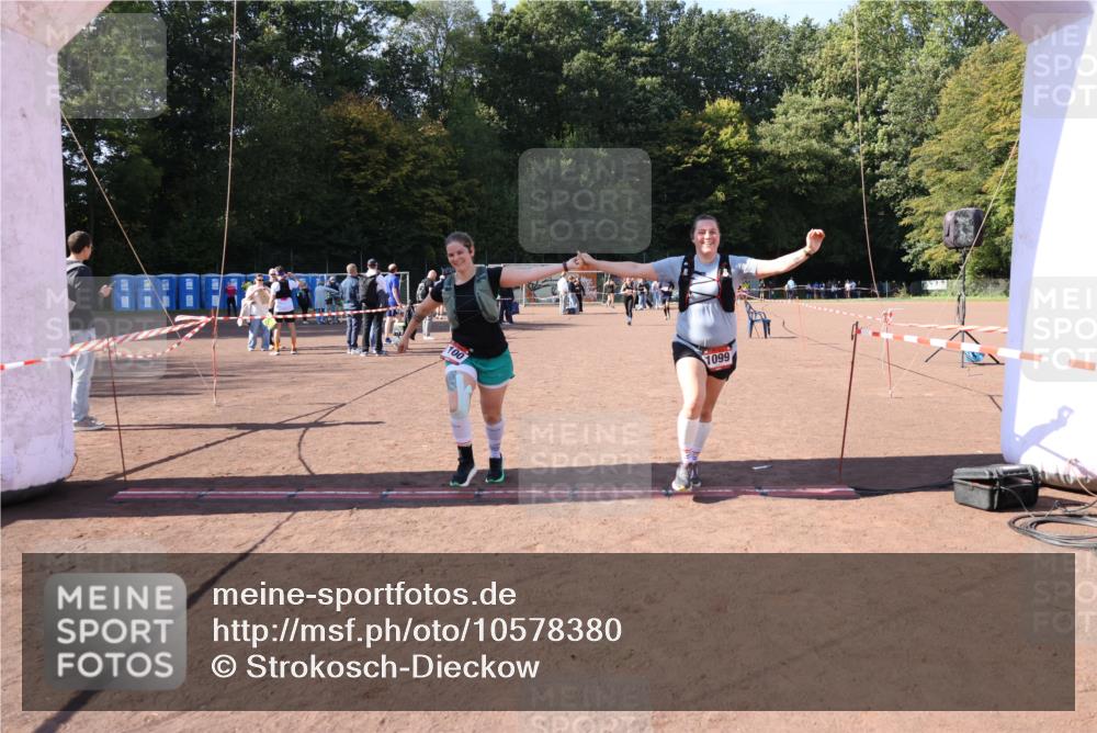27.09.2026 - 35. Volkslauf durch das schöne Alstertal Strokosch-Dieckow http://msf.ph/oto/10578380 27.09.2026 12:44:20 Ziel 1099, 1100, 2041 meine-sportfotos.de