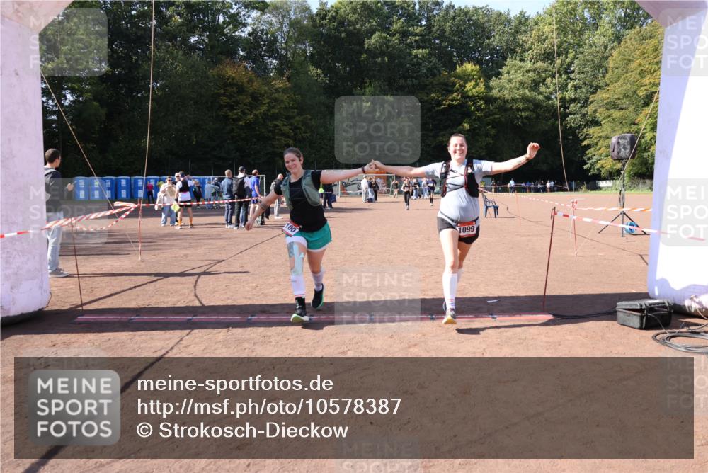 27.09.2026 - 35. Volkslauf durch das schöne Alstertal Strokosch-Dieckow http://msf.ph/oto/10578387 27.09.2026 12:44:20 Ziel 1099, 1100, 2041 meine-sportfotos.de
