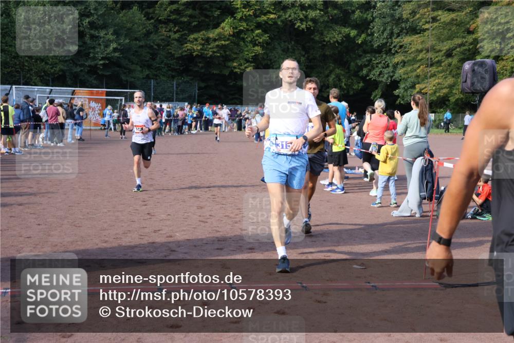 27.09.2026 - 35. Volkslauf durch das schöne Alstertal Strokosch-Dieckow http://msf.ph/oto/10578393 27.09.2026 11:19:32 Ziel 1401, 3022, 3150, 3164 meine-sportfotos.de