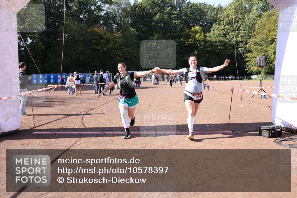 27.09.2026 - 35. Volkslauf durch das schöne Alstertal Strokosch-Dieckow http://msf.ph/oto/10578397 27.09.2026 12:44:20 Ziel 1099, 1100, 2041 meine-sportfotos.de