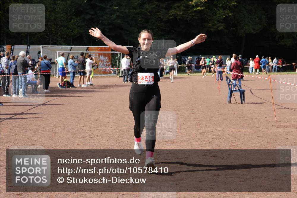 27.09.2026 - 35. Volkslauf durch das schöne Alstertal Strokosch-Dieckow http://msf.ph/oto/10578410 27.09.2026 12:33:25 Ziel 2346 meine-sportfotos.de