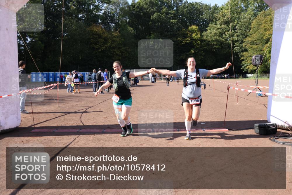 27.09.2026 - 35. Volkslauf durch das schöne Alstertal Strokosch-Dieckow http://msf.ph/oto/10578412 27.09.2026 12:44:20 Ziel 1099, 1100, 2041 meine-sportfotos.de