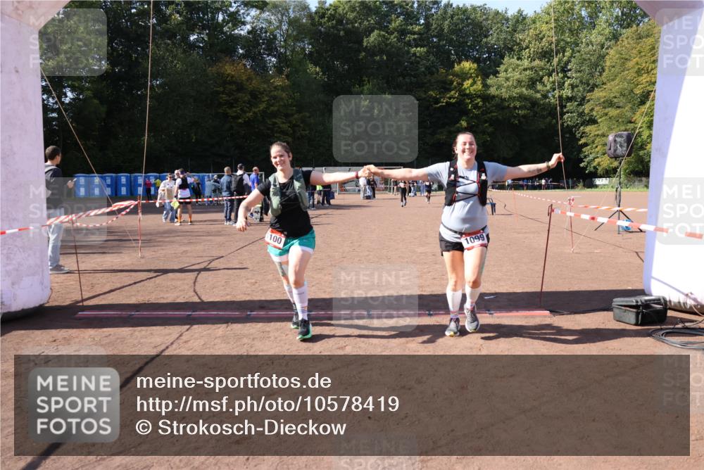 27.09.2026 - 35. Volkslauf durch das schöne Alstertal Strokosch-Dieckow http://msf.ph/oto/10578419 27.09.2026 12:44:20 Ziel 1099, 1100, 2041 meine-sportfotos.de