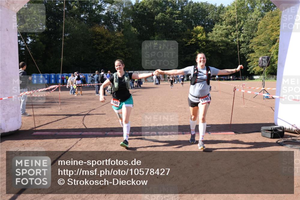 27.09.2026 - 35. Volkslauf durch das schöne Alstertal Strokosch-Dieckow http://msf.ph/oto/10578427 27.09.2026 12:44:21 Ziel 1099, 1100, 2041 meine-sportfotos.de