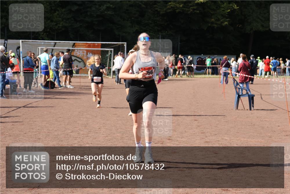 27.09.2026 - 35. Volkslauf durch das schöne Alstertal Strokosch-Dieckow http://msf.ph/oto/10578432 27.09.2026 12:33:36 Ziel 1066, 2285, 2465 meine-sportfotos.de