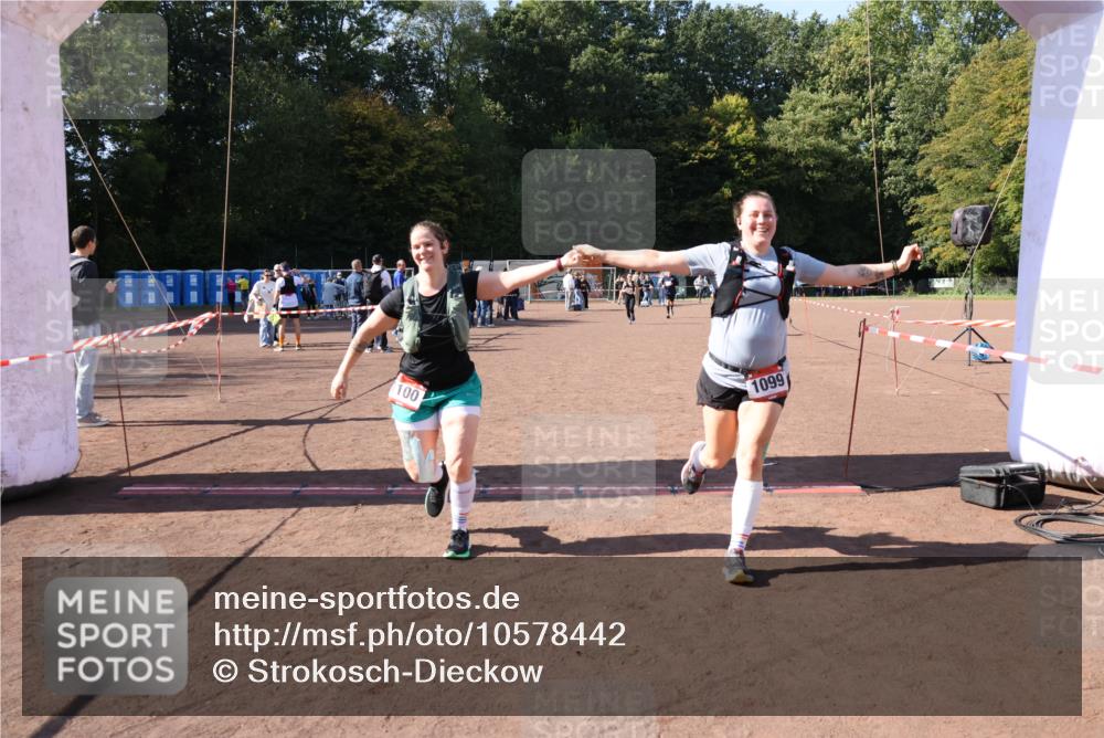 27.09.2026 - 35. Volkslauf durch das schöne Alstertal Strokosch-Dieckow http://msf.ph/oto/10578442 27.09.2026 12:44:21 Ziel 1099, 1100, 2041 meine-sportfotos.de