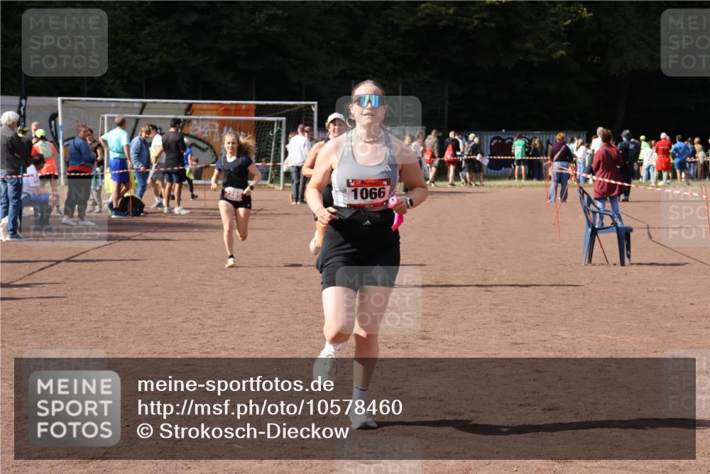 27.09.2026 - 35. Volkslauf durch das schöne Alstertal Strokosch-Dieckow http://msf.ph/oto/10578460 27.09.2026 12:33:36 Ziel 1066, 2285, 2465 meine-sportfotos.de