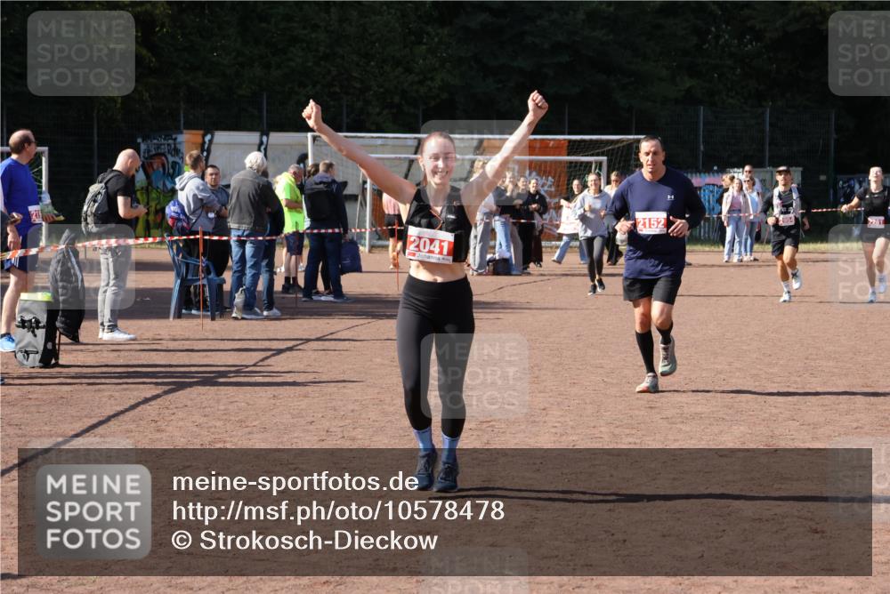 27.09.2026 - 35. Volkslauf durch das schöne Alstertal Strokosch-Dieckow http://msf.ph/oto/10578478 27.09.2026 12:44:27 Ziel 2041, 2152, 2281, 2954 meine-sportfotos.de