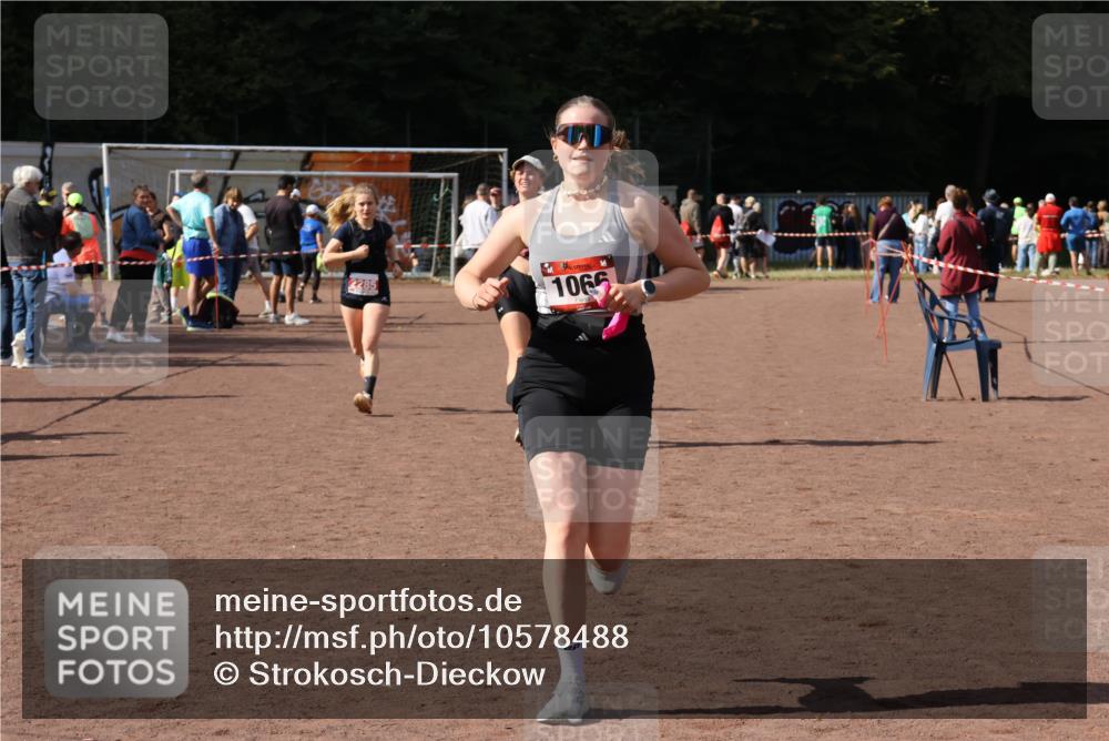 27.09.2026 - 35. Volkslauf durch das schöne Alstertal Strokosch-Dieckow http://msf.ph/oto/10578488 27.09.2026 12:33:36 Ziel 1066, 2285, 2465 meine-sportfotos.de