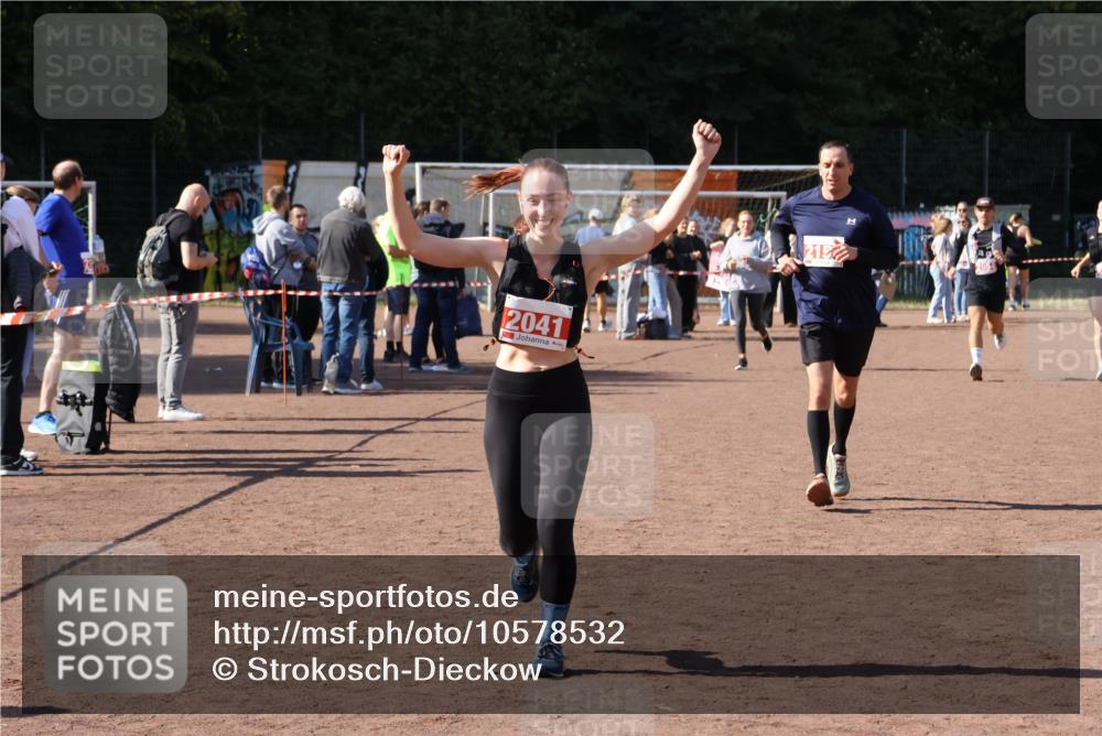 27.09.2026 - 35. Volkslauf durch das schöne Alstertal Strokosch-Dieckow http://msf.ph/oto/10578532 27.09.2026 12:44:28 Ziel 2041, 2152, 2281, 2954 meine-sportfotos.de