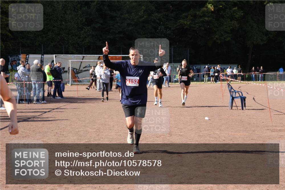 27.09.2026 - 35. Volkslauf durch das schöne Alstertal Strokosch-Dieckow http://msf.ph/oto/10578578 27.09.2026 12:44:30 Ziel 2041, 2152, 2281, 2954 meine-sportfotos.de