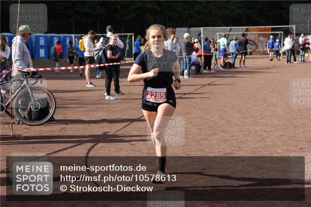27.09.2026 - 35. Volkslauf durch das schöne Alstertal Strokosch-Dieckow http://msf.ph/oto/10578613 27.09.2026 12:33:40 Ziel 1066, 2285, 2465 meine-sportfotos.de