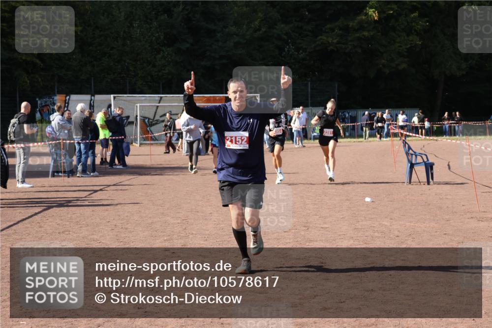 27.09.2026 - 35. Volkslauf durch das schöne Alstertal Strokosch-Dieckow http://msf.ph/oto/10578617 27.09.2026 12:44:30 Ziel 2041, 2152, 2281, 2954 meine-sportfotos.de