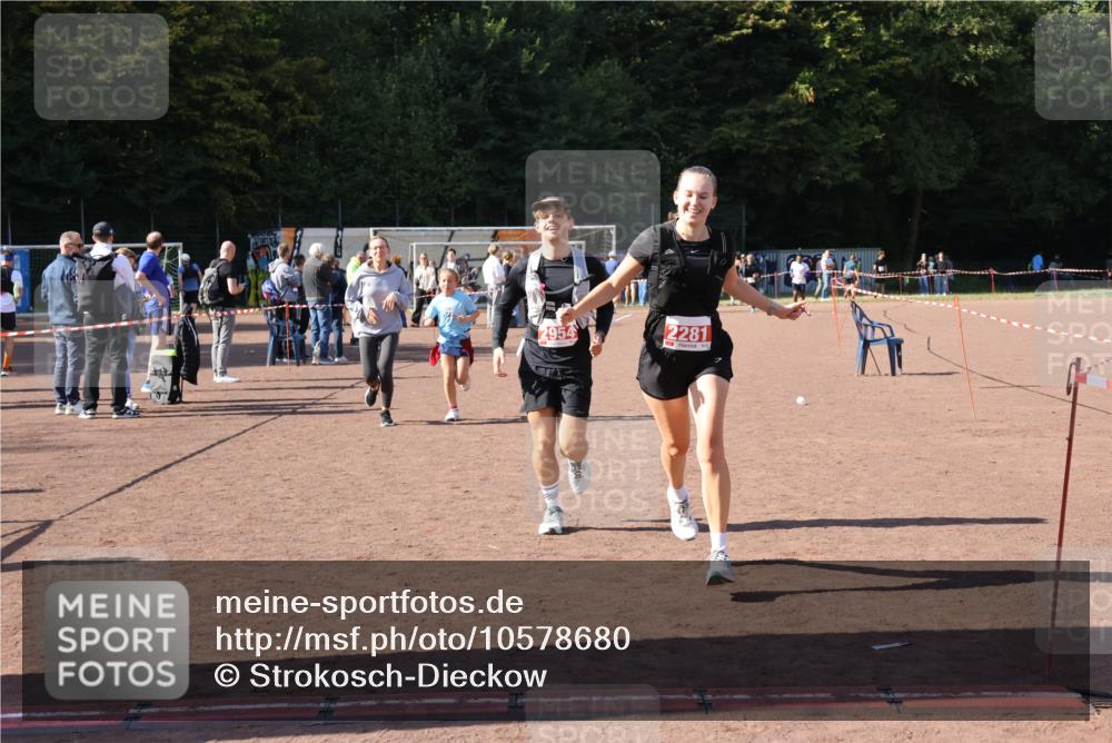 27.09.2026 - 35. Volkslauf durch das schöne Alstertal Strokosch-Dieckow http://msf.ph/oto/10578680 27.09.2026 12:44:35 Ziel 2152, 2281, 2954 meine-sportfotos.de