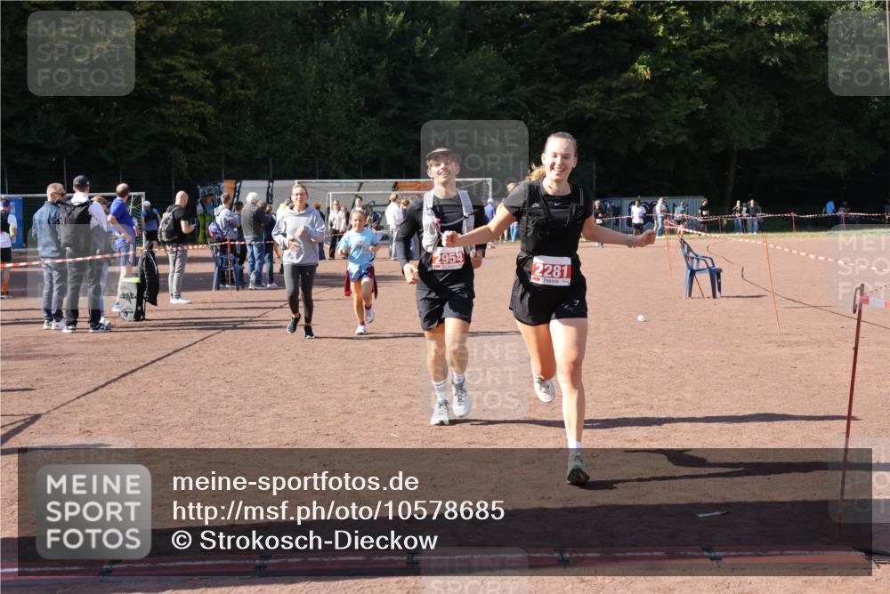 27.09.2026 - 35. Volkslauf durch das schöne Alstertal Strokosch-Dieckow http://msf.ph/oto/10578685 27.09.2026 12:44:35 Ziel 2152, 2281, 2954 meine-sportfotos.de