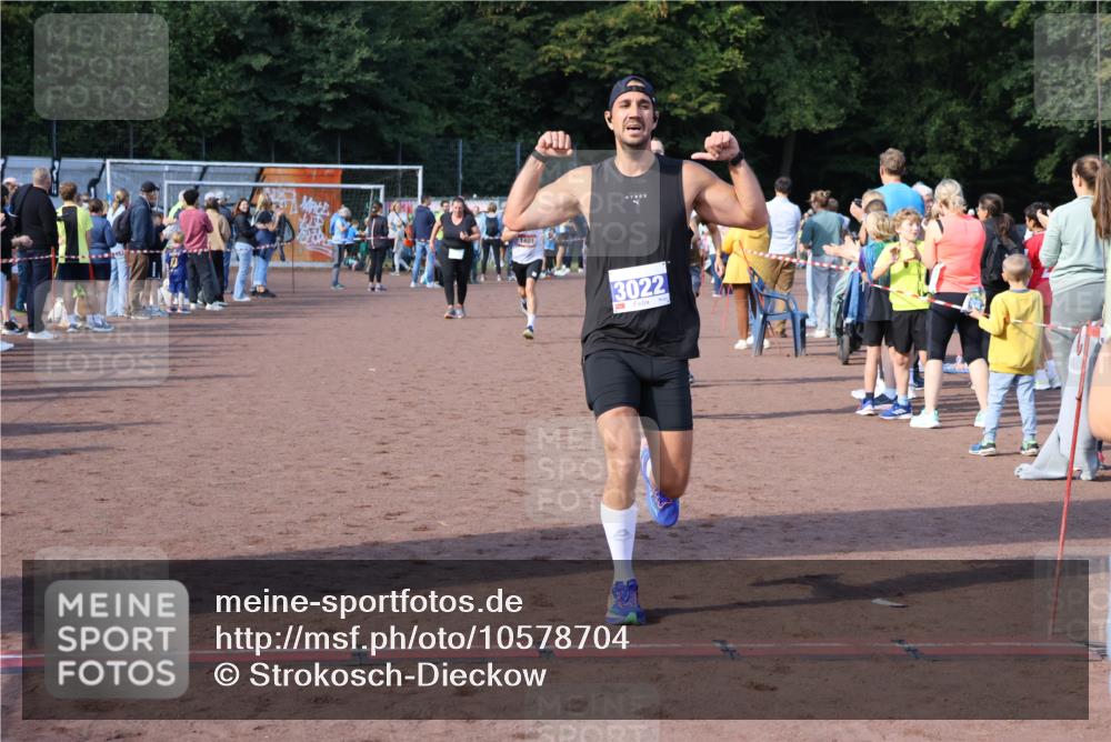 27.09.2026 - 35. Volkslauf durch das schöne Alstertal Strokosch-Dieckow http://msf.ph/oto/10578704 27.09.2026 11:19:30 Ziel 1401, 3022, 3150, 3164, 3345, 3346 meine-sportfotos.de