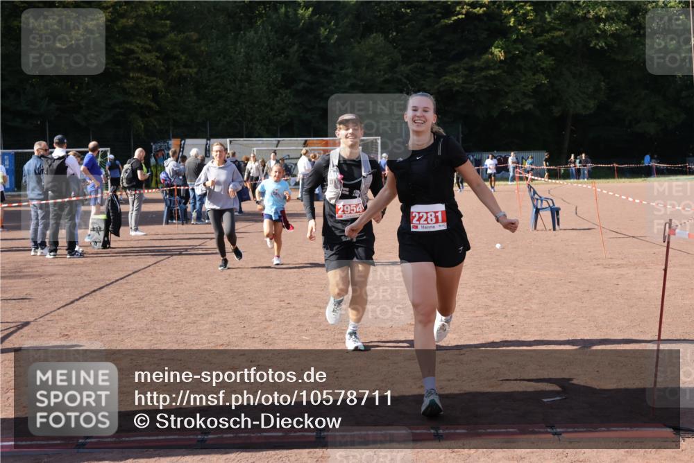 27.09.2026 - 35. Volkslauf durch das schöne Alstertal Strokosch-Dieckow http://msf.ph/oto/10578711 27.09.2026 12:44:35 Ziel 2152, 2281, 2954 meine-sportfotos.de