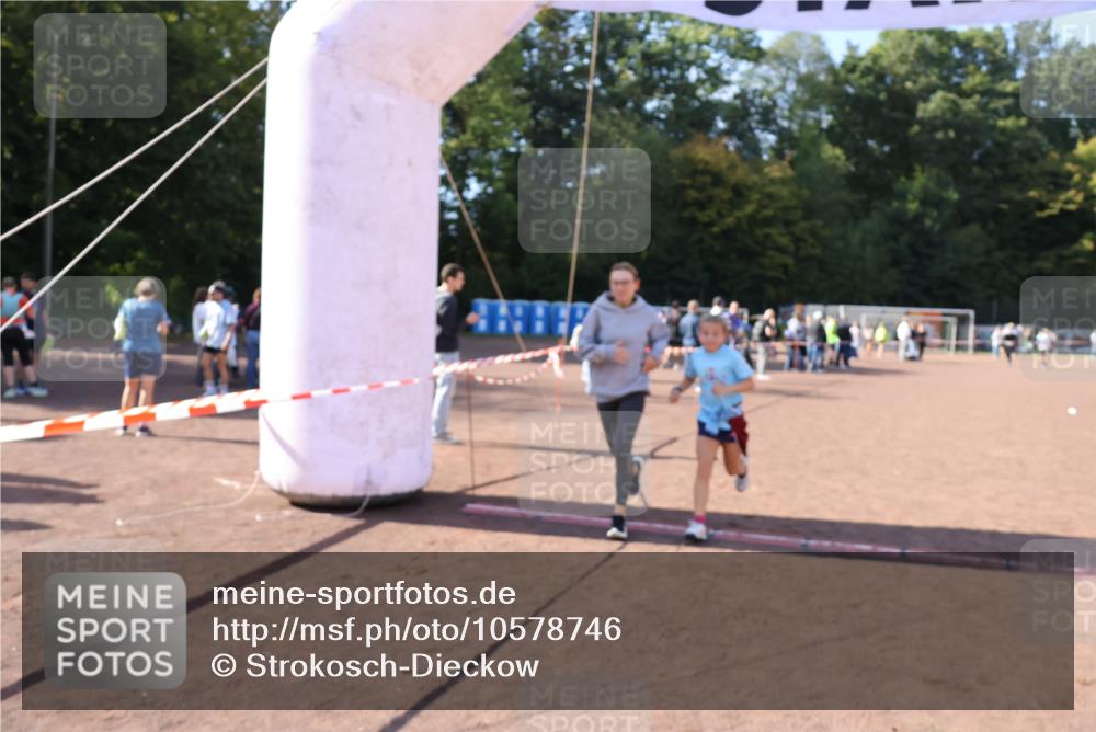 27.09.2026 - 35. Volkslauf durch das schöne Alstertal Strokosch-Dieckow http://msf.ph/oto/10578746 27.09.2026 12:44:39 Ziel 2954 meine-sportfotos.de