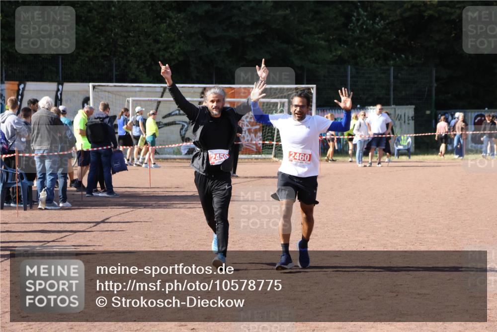 27.09.2026 - 35. Volkslauf durch das schöne Alstertal Strokosch-Dieckow http://msf.ph/oto/10578775 27.09.2026 12:44:50 Ziel 2459, 2460 meine-sportfotos.de