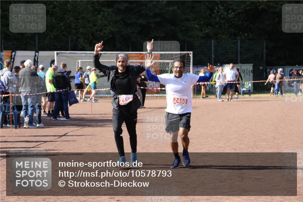 27.09.2026 - 35. Volkslauf durch das schöne Alstertal Strokosch-Dieckow http://msf.ph/oto/10578793 27.09.2026 12:44:50 Ziel 2459, 2460 meine-sportfotos.de