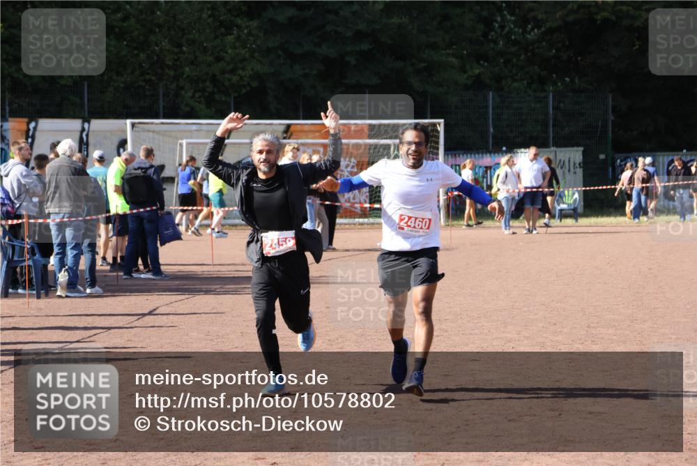 27.09.2026 - 35. Volkslauf durch das schöne Alstertal Strokosch-Dieckow http://msf.ph/oto/10578802 27.09.2026 12:44:50 Ziel 2459, 2460 meine-sportfotos.de