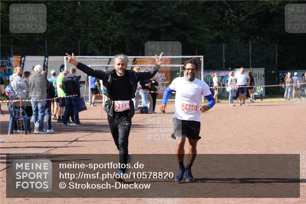 27.09.2026 - 35. Volkslauf durch das schöne Alstertal Strokosch-Dieckow http://msf.ph/oto/10578820 27.09.2026 12:44:50 Ziel 2459, 2460 meine-sportfotos.de