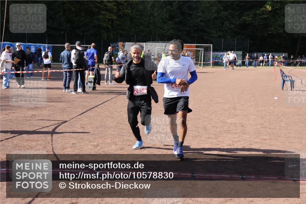 27.09.2026 - 35. Volkslauf durch das schöne Alstertal Strokosch-Dieckow http://msf.ph/oto/10578830 27.09.2026 12:44:53 Ziel 2459, 2460 meine-sportfotos.de