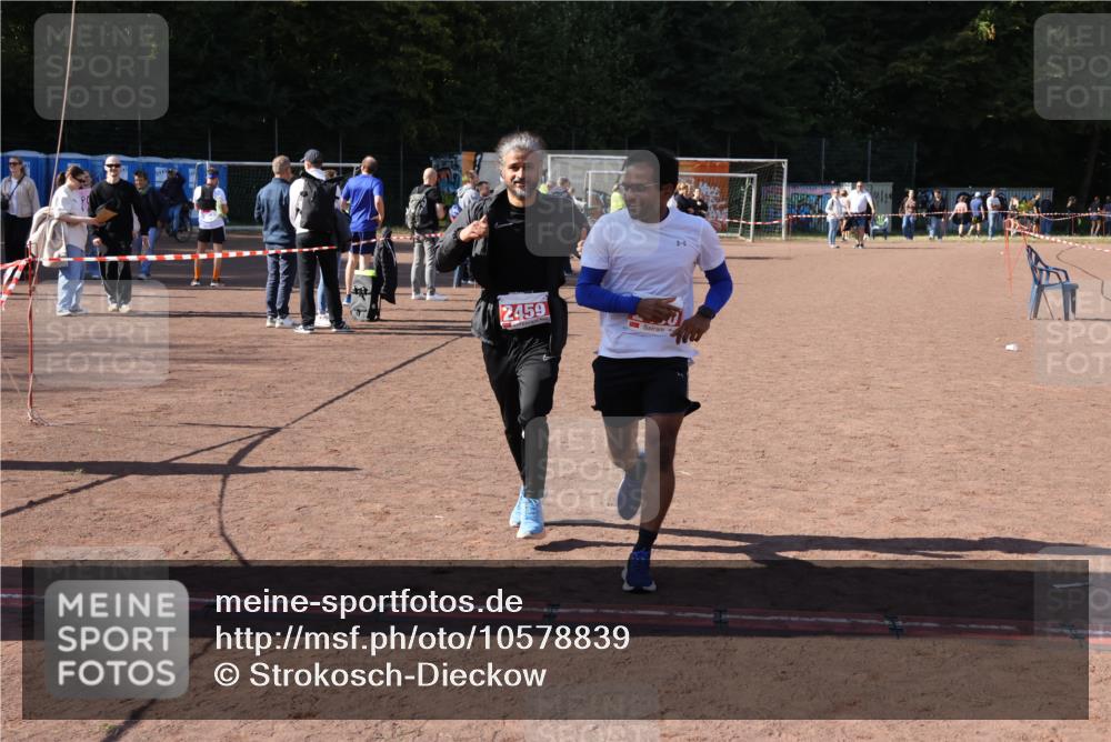 27.09.2026 - 35. Volkslauf durch das schöne Alstertal Strokosch-Dieckow http://msf.ph/oto/10578839 27.09.2026 12:44:53 Ziel 2459, 2460 meine-sportfotos.de