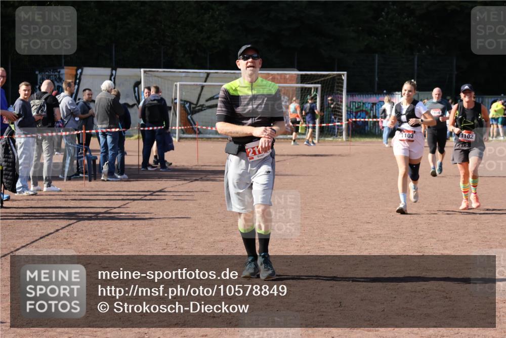 27.09.2026 - 35. Volkslauf durch das schöne Alstertal Strokosch-Dieckow http://msf.ph/oto/10578849 27.09.2026 12:45:51 Ziel 1102, 1103, 2192 meine-sportfotos.de