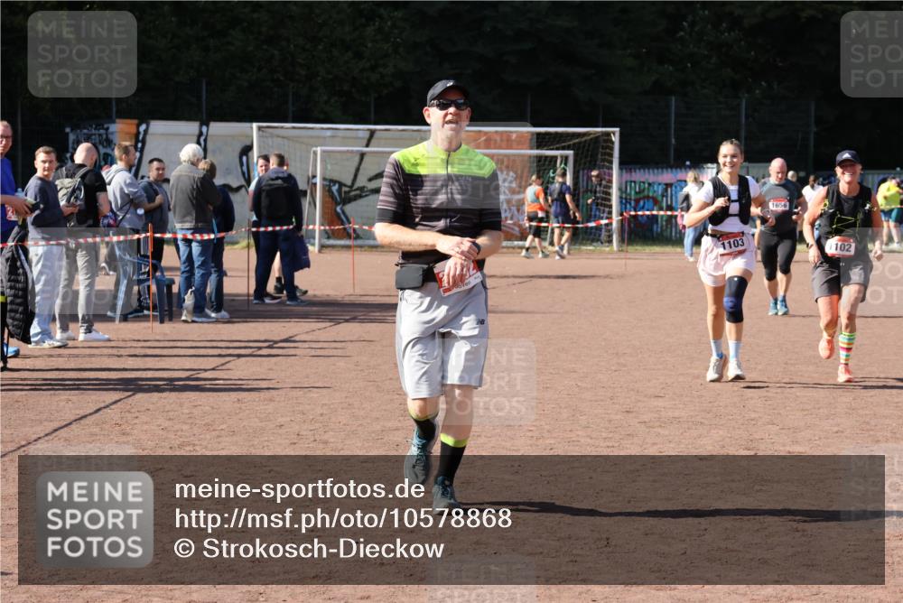 27.09.2026 - 35. Volkslauf durch das schöne Alstertal Strokosch-Dieckow http://msf.ph/oto/10578868 27.09.2026 12:45:51 Ziel 1102, 1103, 2192 meine-sportfotos.de