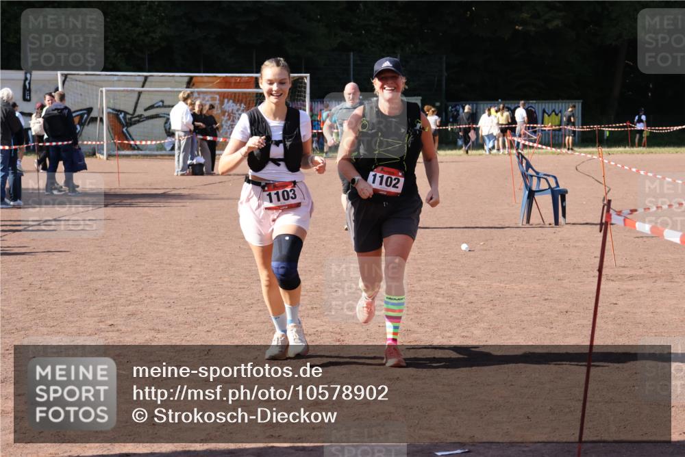 27.09.2026 - 35. Volkslauf durch das schöne Alstertal Strokosch-Dieckow http://msf.ph/oto/10578902 27.09.2026 12:45:55 Ziel 1102, 1103, 1656, 2192 meine-sportfotos.de