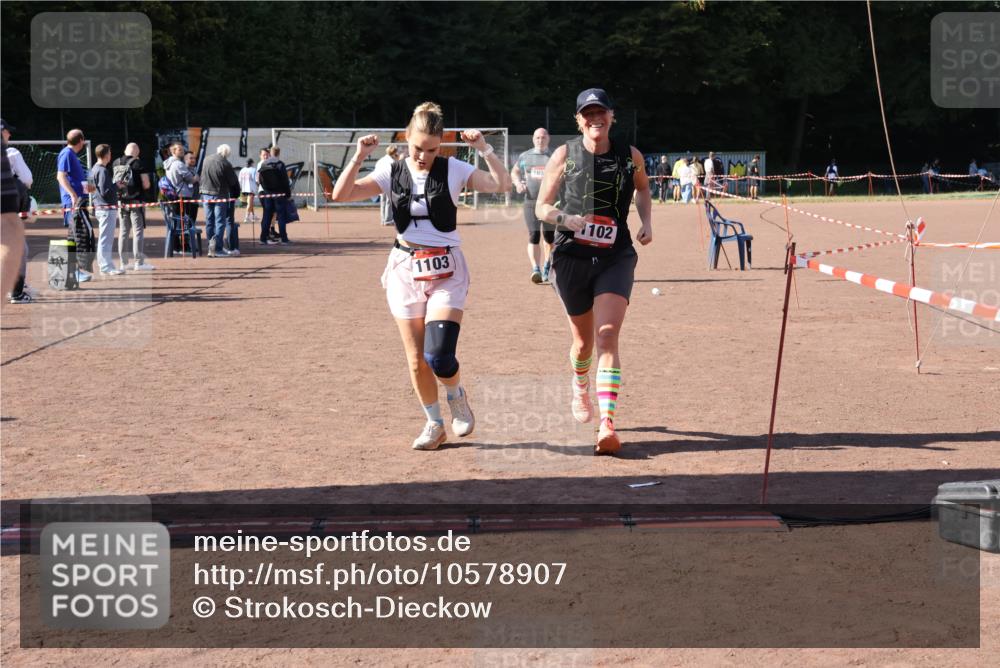 27.09.2026 - 35. Volkslauf durch das schöne Alstertal Strokosch-Dieckow http://msf.ph/oto/10578907 27.09.2026 12:45:56 Ziel 1102, 1103, 1656, 2192 meine-sportfotos.de