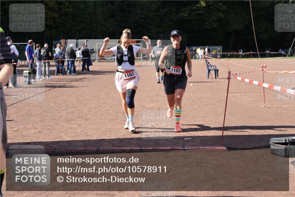 27.09.2026 - 35. Volkslauf durch das schöne Alstertal Strokosch-Dieckow http://msf.ph/oto/10578911 27.09.2026 12:45:56 Ziel 1102, 1103, 1656, 2192 meine-sportfotos.de