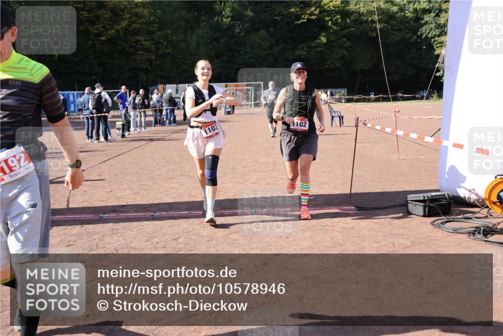 27.09.2026 - 35. Volkslauf durch das schöne Alstertal Strokosch-Dieckow http://msf.ph/oto/10578946 27.09.2026 12:45:57 Ziel 1102, 1103, 1656, 2192 meine-sportfotos.de