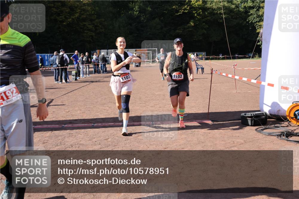 27.09.2026 - 35. Volkslauf durch das schöne Alstertal Strokosch-Dieckow http://msf.ph/oto/10578951 27.09.2026 12:45:57 Ziel 1102, 1103, 1656, 2192 meine-sportfotos.de