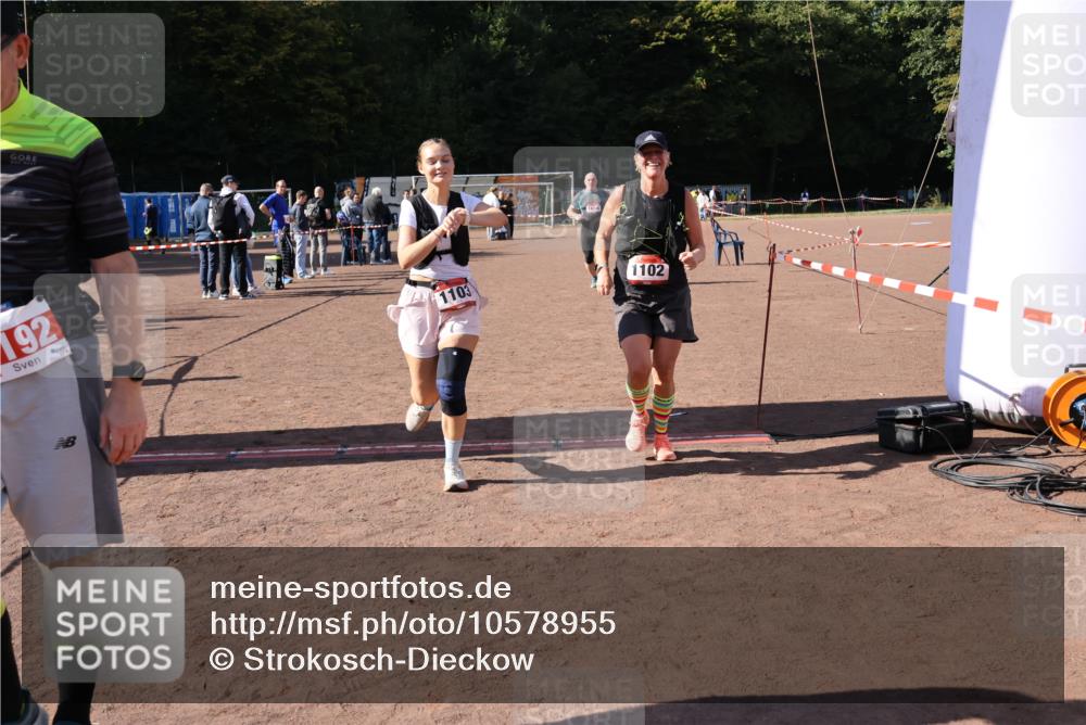 27.09.2026 - 35. Volkslauf durch das schöne Alstertal Strokosch-Dieckow http://msf.ph/oto/10578955 27.09.2026 12:45:57 Ziel 1102, 1103, 1656, 2192 meine-sportfotos.de