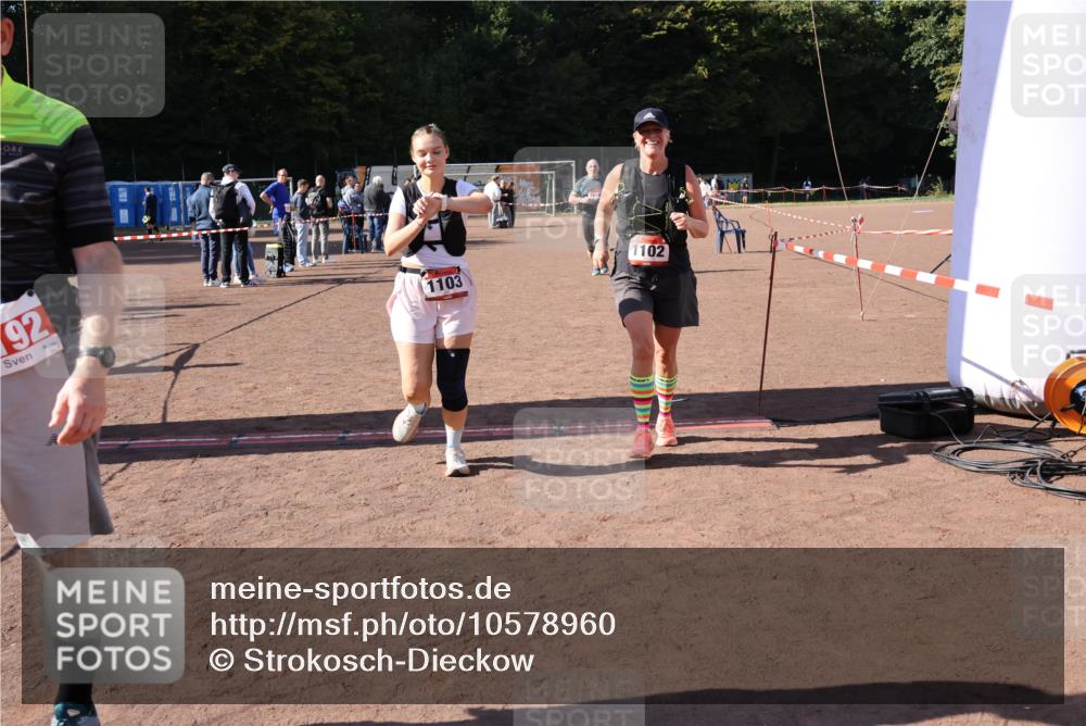 27.09.2026 - 35. Volkslauf durch das schöne Alstertal Strokosch-Dieckow http://msf.ph/oto/10578960 27.09.2026 12:45:57 Ziel 1102, 1103, 1656, 2192 meine-sportfotos.de